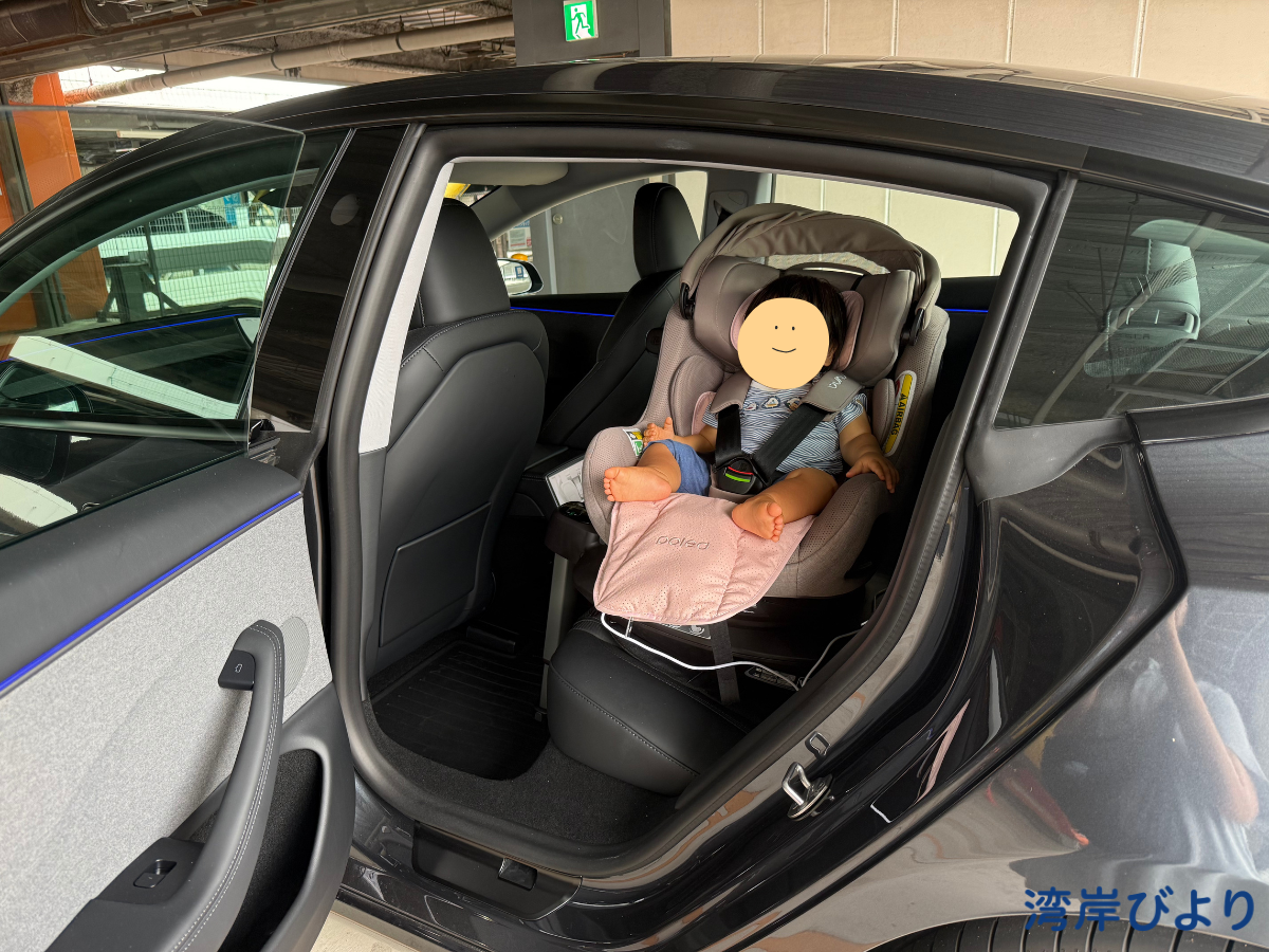 テスラModel 3の後部ドアとチャイルドシート